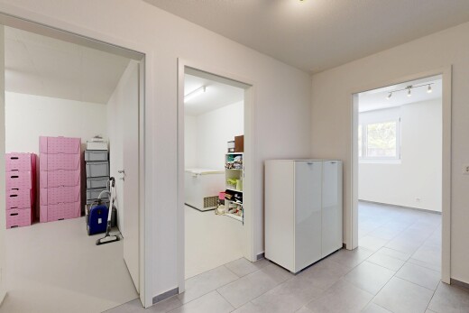 halle / korridor mit drywall, gipskartonwand, inside property, natürliches licht, und light floor