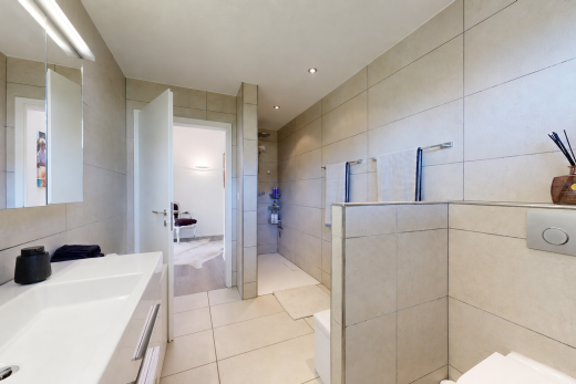 bad mit fliesenwand, tile wall, dusche, komplettes badezimmer, und spiegel