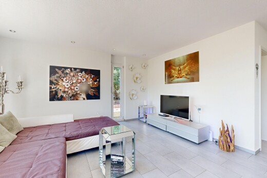 wohnzimmer mit fernseher, drywall, gipskartonwand, einbauleuchten, und light floor