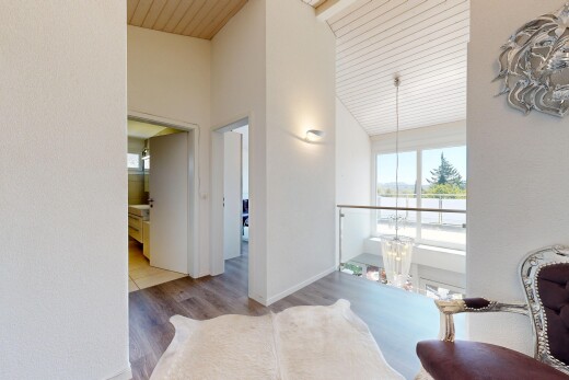 halle / korridor mit high ceiling, hohe decke, vaulted ceiling, dachschräge, und wood finish floor