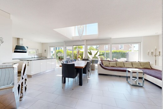 wohn- / esszimmer mit natürliches licht, drywall, gipskartonwand, light floor, und inside property