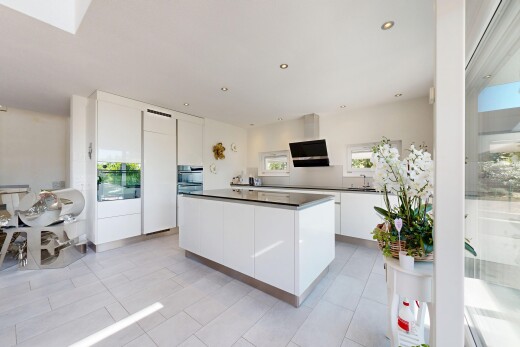 küche mit flat panel cabinets, schränke mit flachen paneelen, light floor, einbauleuchten, und white cabinets