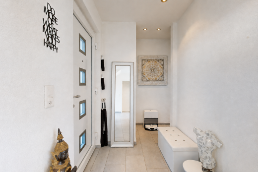 halle / korridor mit einbauleuchten, inside property, light floor, tile floor, und fliesenboden