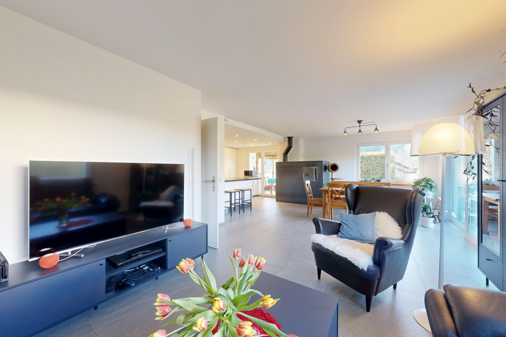 wohn- / esszimmer mit fernseher, inside property, natürliches licht, natural light, und gipskartonwand