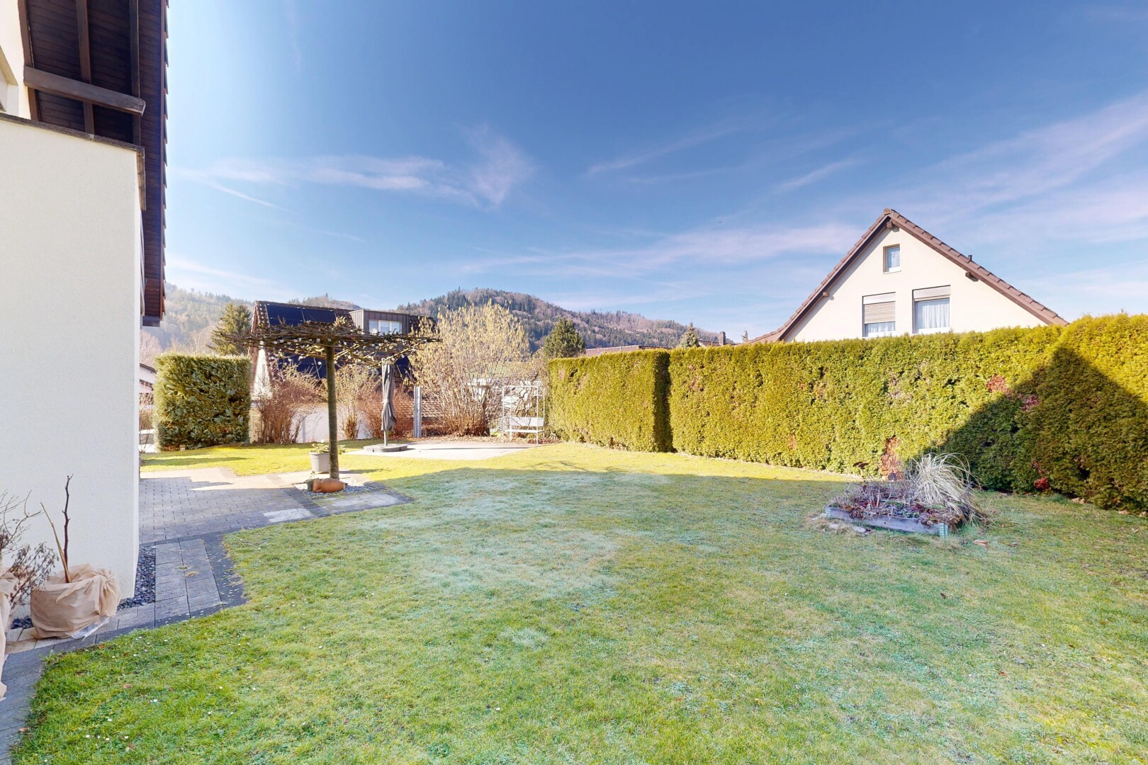 garten mit from property, rasen, day time, zaun, und blick auf die berge