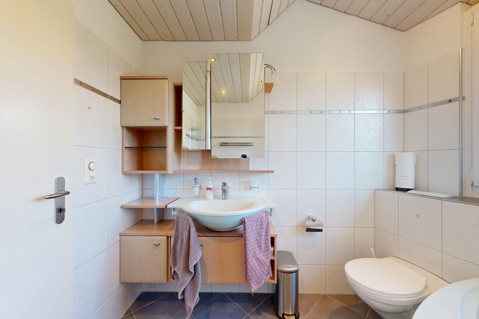 bad mit spiegel, schminktisch, fliesenwand, tile wall, und holzdecke