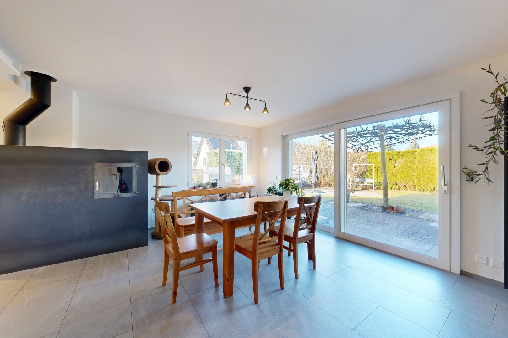esszimmer mit inside property, drywall, gipskartonwand, natural light, und natürliches licht