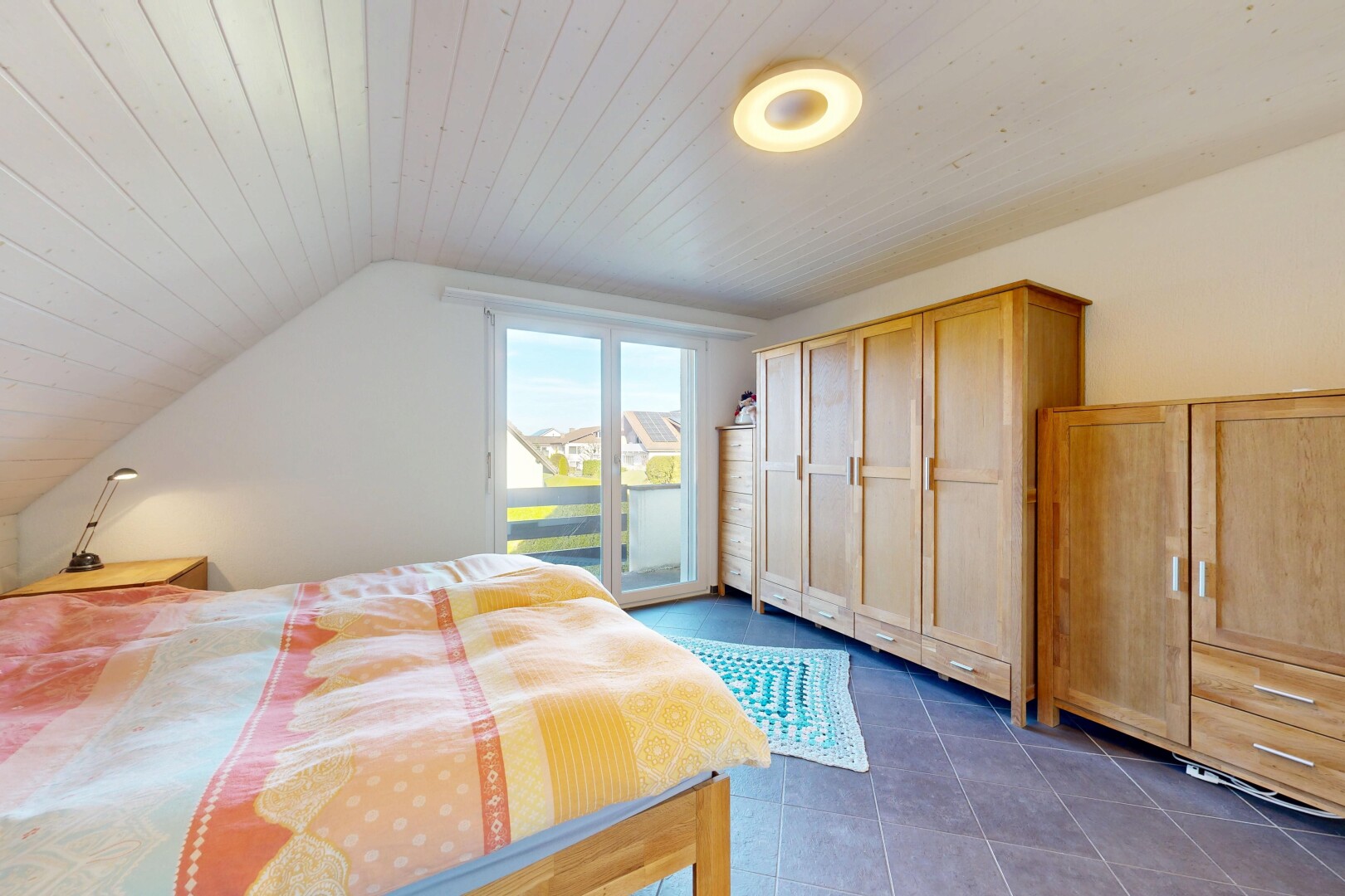 zimmer / schlafzimmer mit natural light, natürliches licht, day time, wood ceiling, und holzdecke
