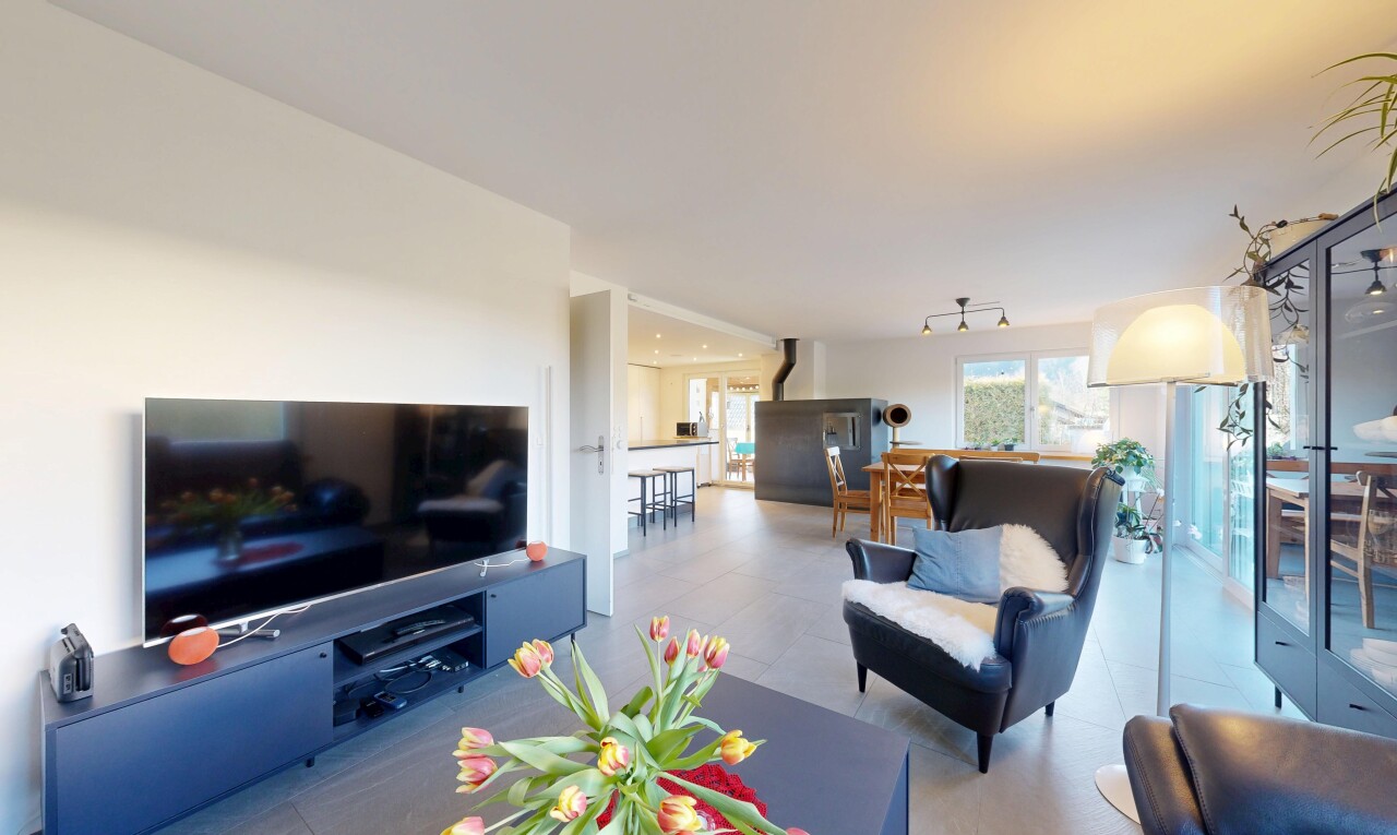 wohn- / esszimmer mit fernseher, inside property, natürliches licht, natural light, und gipskartonwand