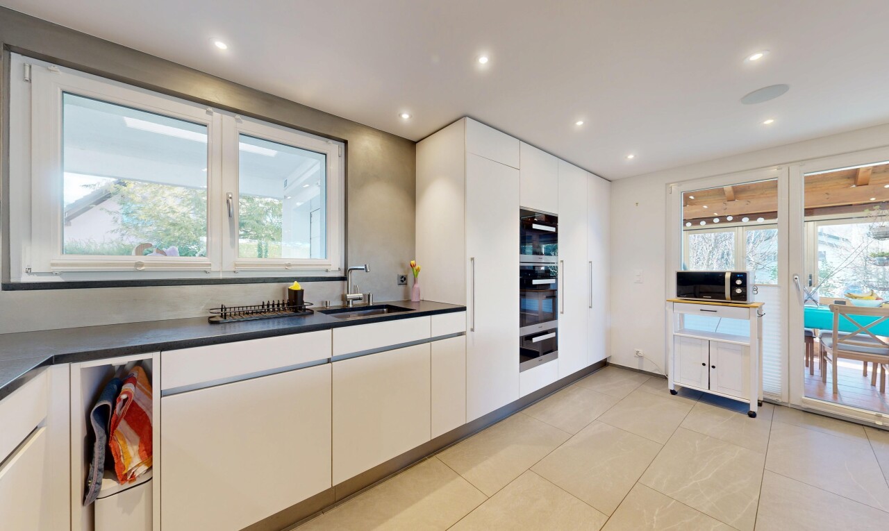 küche mit light floor, arbeitsplatten, dark countertops, natürliches licht, und natural light