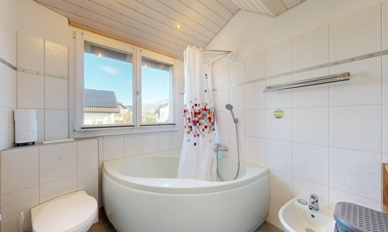 bad mit tile wall, fliesenwand, komplettes badezimmer, day time, und bidet