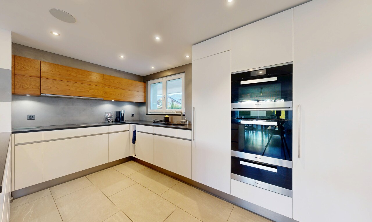 küche mit schränke mit flachen paneelen, flat panel cabinets, light floor, warmhalteschublade, und arbeitsplatten