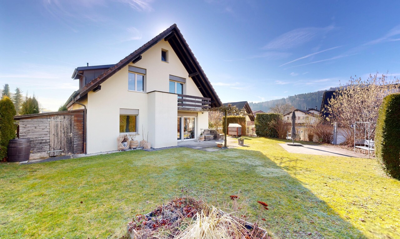 außenansicht mit rasen, terrasse, stuckverkleidung, from property, und day time