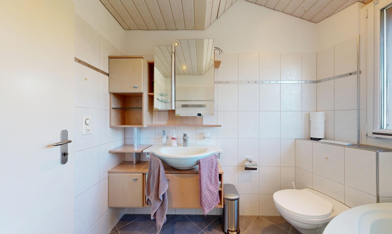 bad mit spiegel, schminktisch, fliesenwand, tile wall, und holzdecke