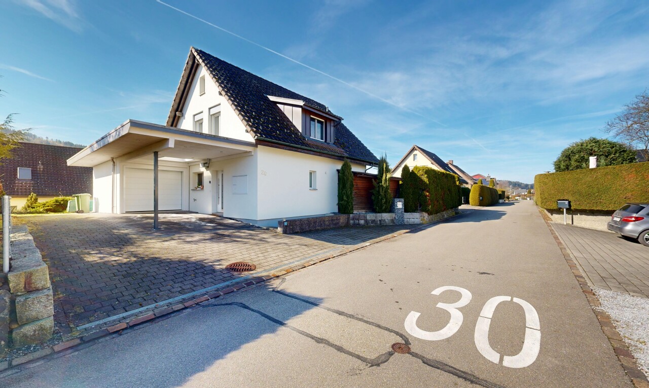 außenansicht mit dachgaube, day time, garage, stuckverkleidung, und auffahrt