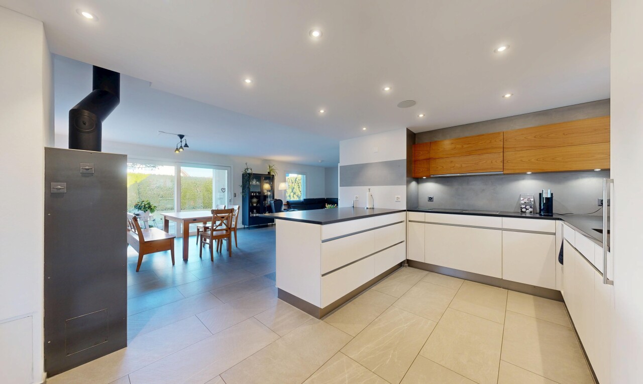 küche mit küchentheke, kitchen peninsula, schränke mit flachen paneelen, flat panel cabinets, und inside property