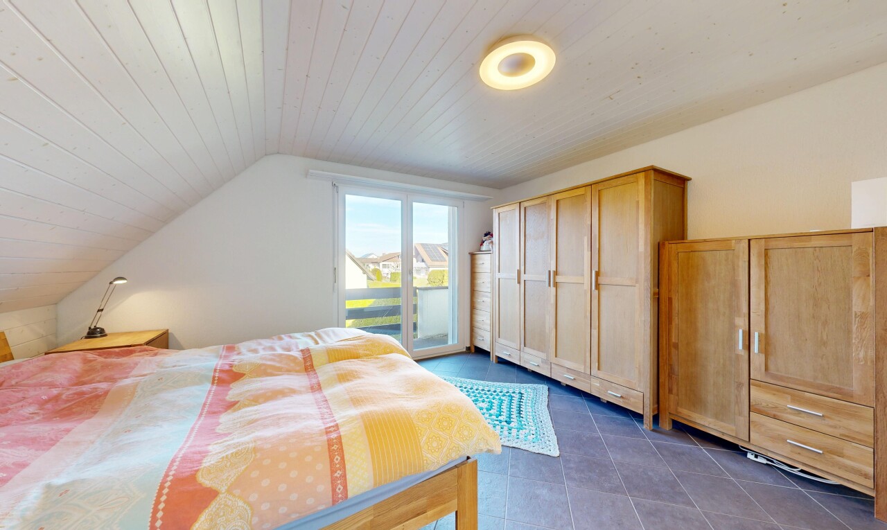 zimmer / schlafzimmer mit natural light, natürliches licht, day time, wood ceiling, und holzdecke