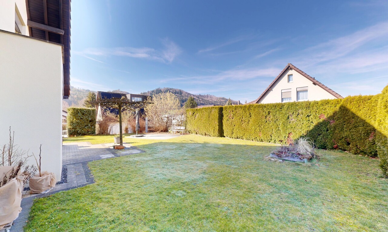 garten mit from property, rasen, day time, zaun, und blick auf die berge
