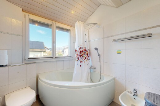 bad mit tile wall, fliesenwand, komplettes badezimmer, day time, und bidet