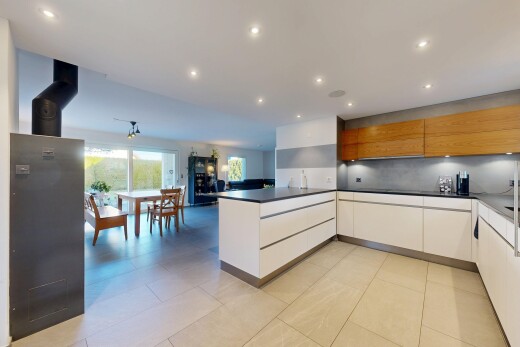 küche mit küchentheke, kitchen peninsula, schränke mit flachen paneelen, flat panel cabinets, und inside property