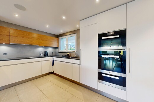 küche mit schränke mit flachen paneelen, flat panel cabinets, light floor, warmhalteschublade, und arbeitsplatten