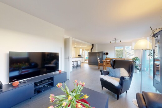 wohn- / esszimmer mit fernseher, inside property, natürliches licht, natural light, und gipskartonwand