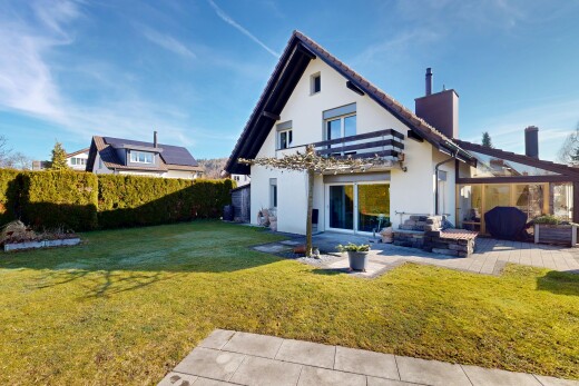 außenansicht mit rasen, property visible, terrasse, day time, und stuckverkleidung