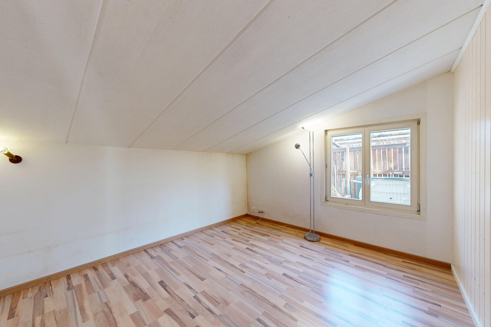 leerer raum mit wood finish floor, holzfußboden, inside property, vaulted ceiling, und dachschräge