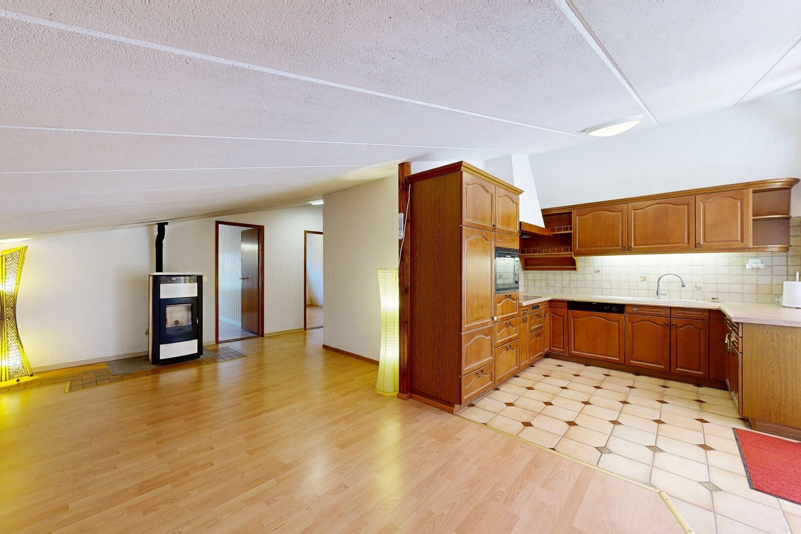 küche mit bogenförmige schränke, arched cabinets, light floor, dachschräge, und vaulted ceiling
