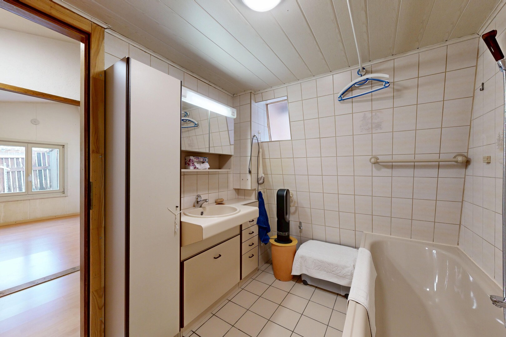 bad mit schminktisch, komplettes badezimmer, spiegel, light floor, und inside property
