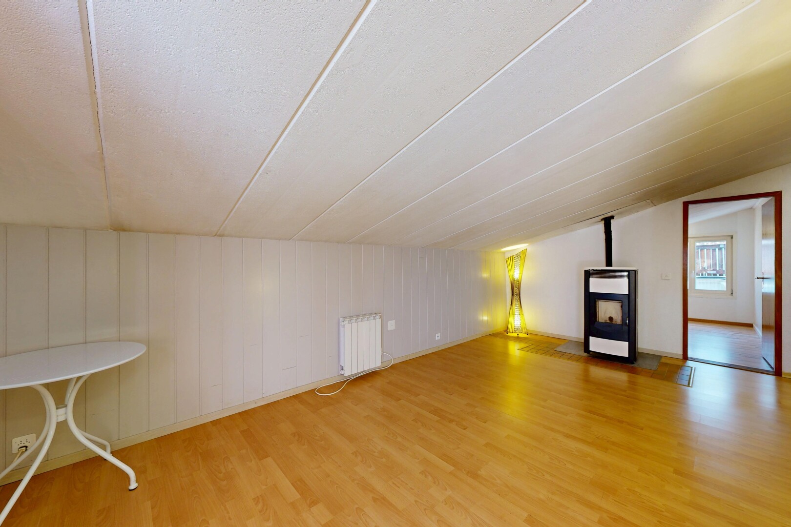 leerer raum mit inside property, holzfußboden, wood finish floor, niedrige decke, und low ceiling