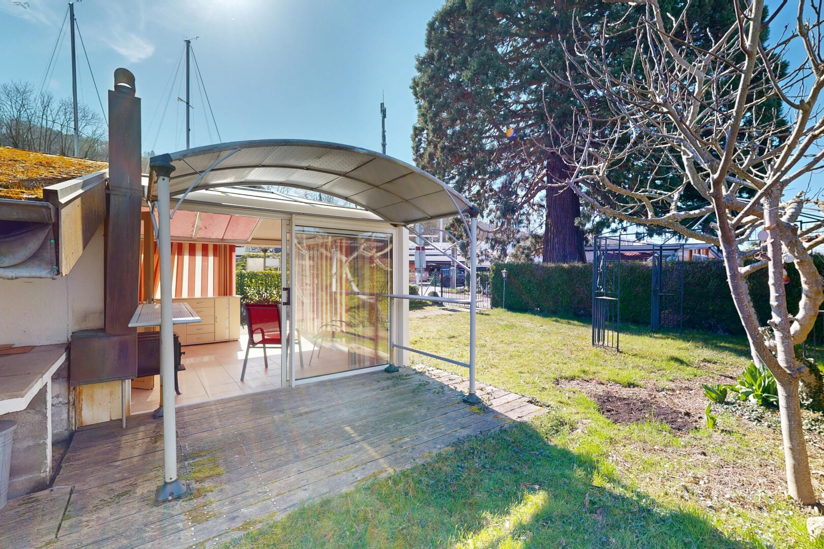 garten mit rasen, zaun, day time, und from property