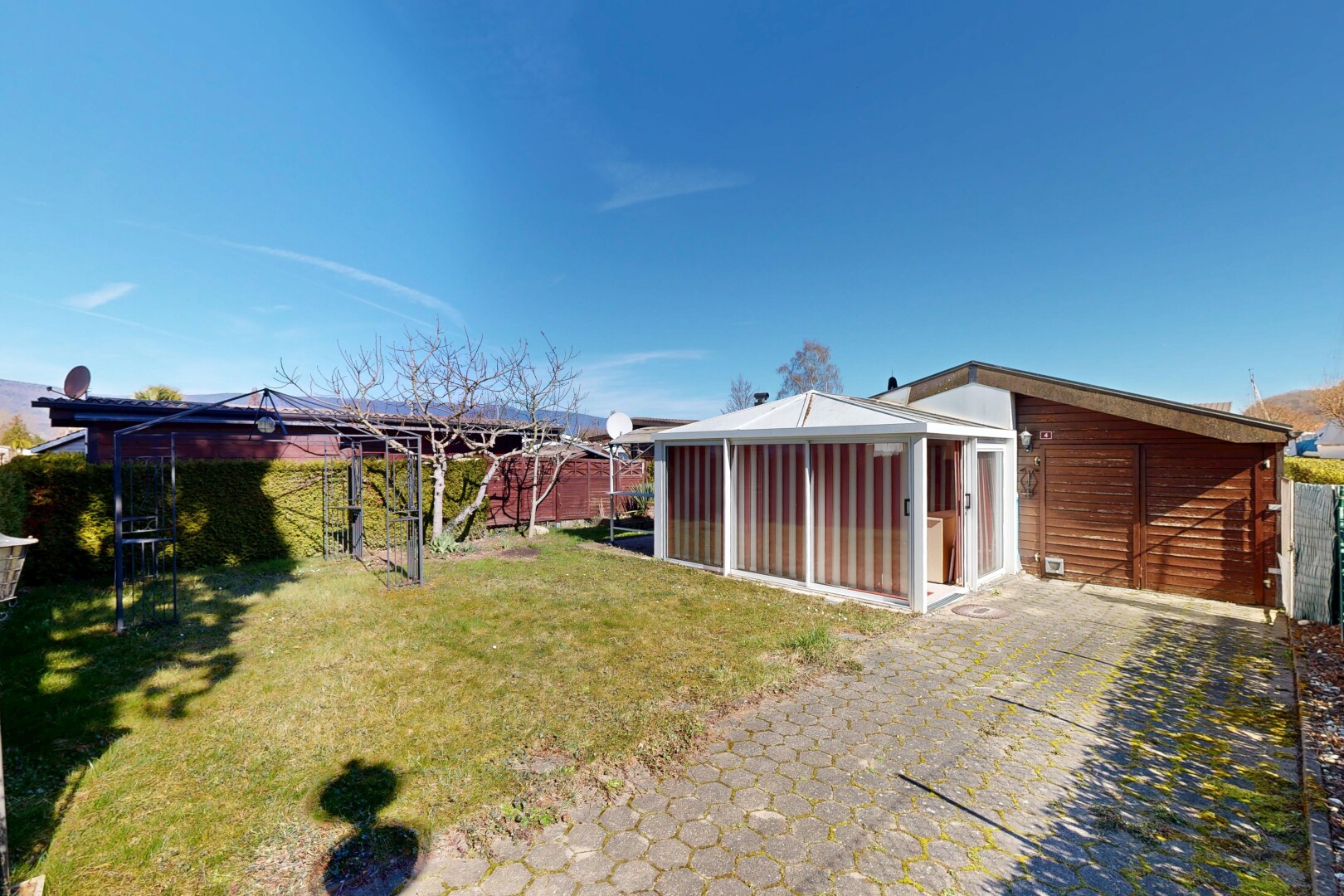 außenansicht mit day time, rasen, property visible, und zaun