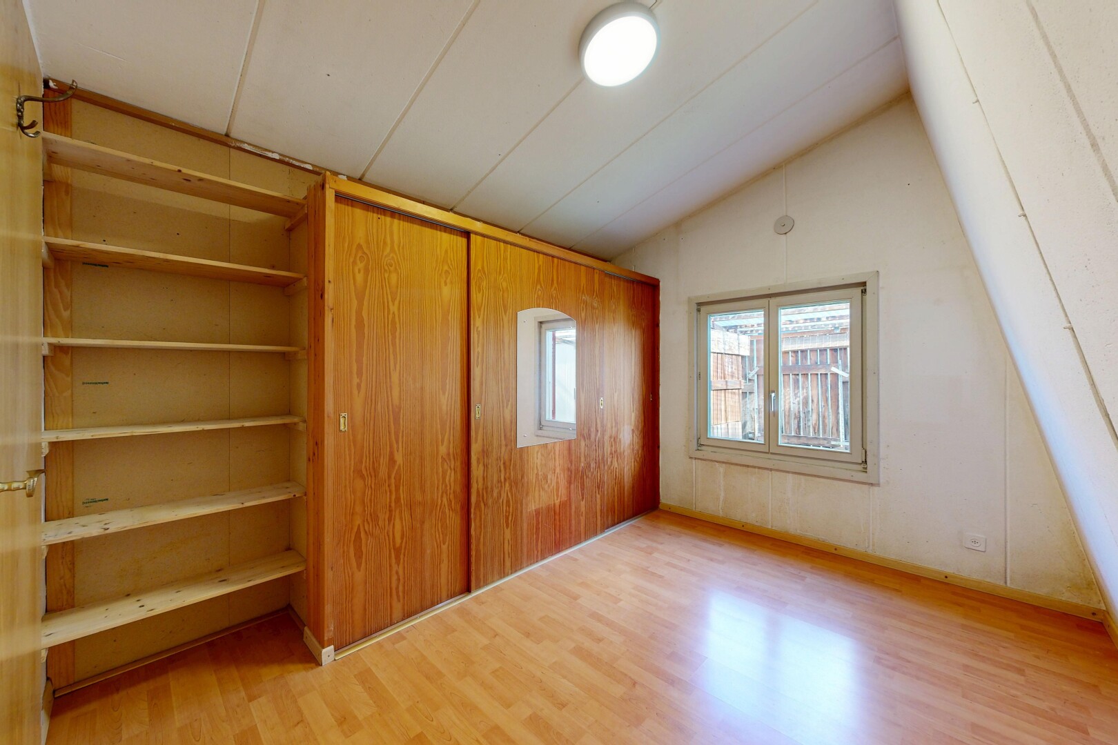 zimmer / schlafzimmer mit holzfußboden, wood finish floor, light floor, natürliches licht, und natural light