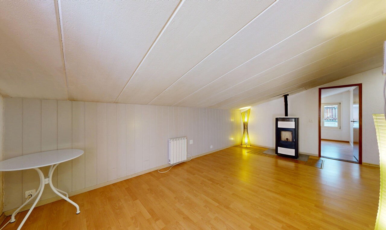 leerer raum mit inside property, holzfußboden, wood finish floor, niedrige decke, und low ceiling