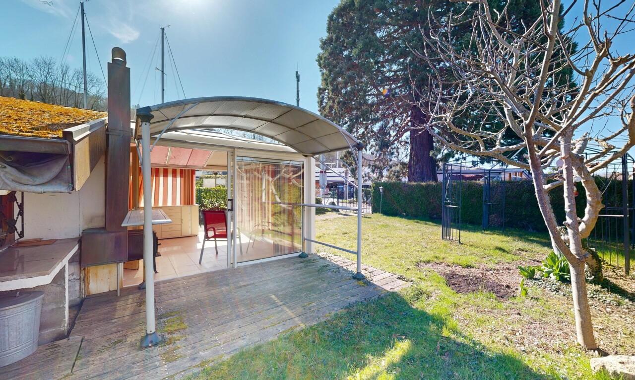 garten mit rasen, zaun, day time, und from property