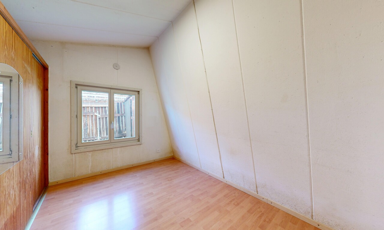 leerer raum mit vaulted ceiling, dachschräge, wood finish floor, holzfußboden, und natural light