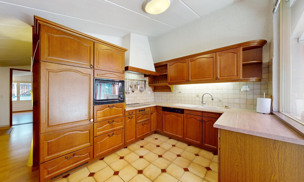 küche mit offene regale, open shelves, bogenförmige schränke, arched cabinets, und vinylboden