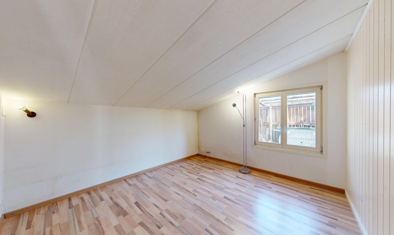 leerer raum mit wood finish floor, holzfußboden, inside property, vaulted ceiling, und dachschräge