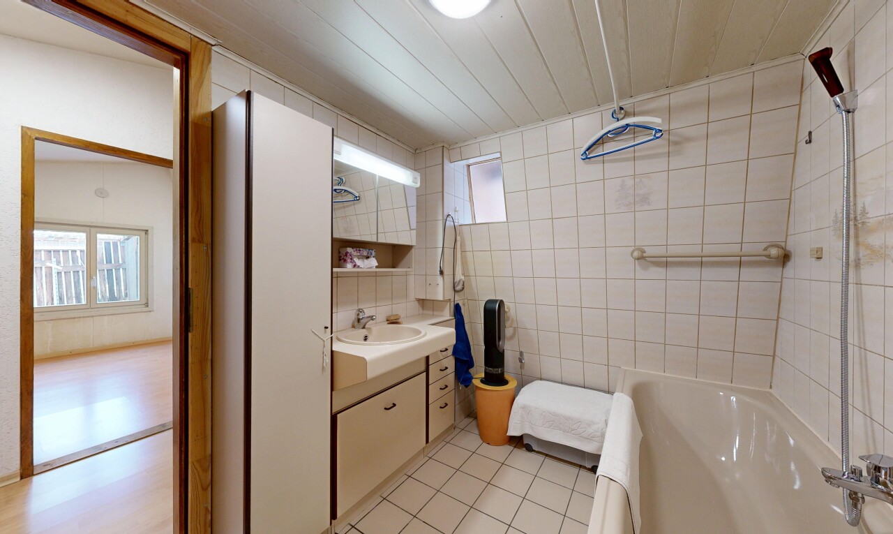 bad mit schminktisch, komplettes badezimmer, spiegel, light floor, und inside property