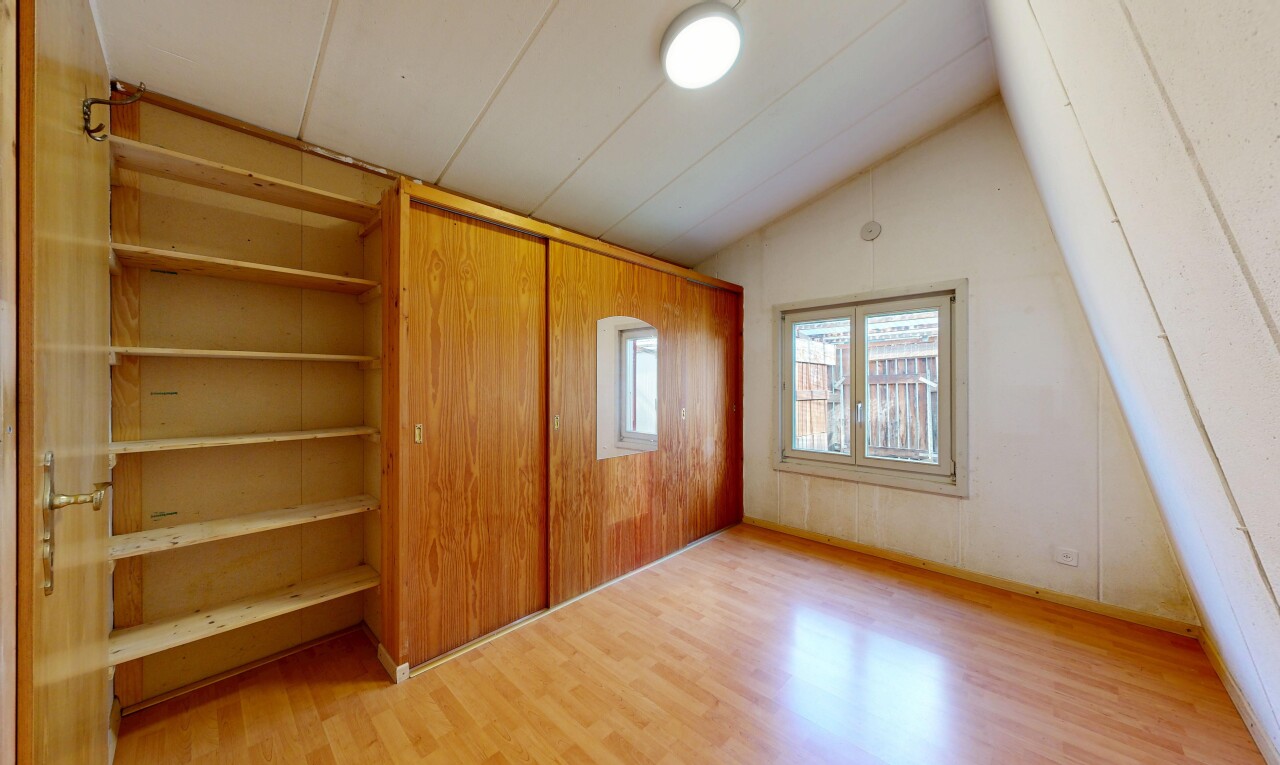 zimmer / schlafzimmer mit holzfußboden, wood finish floor, light floor, natürliches licht, und natural light