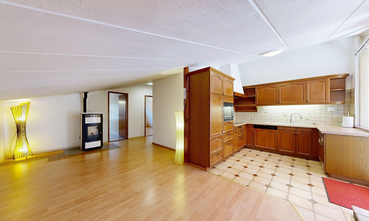 küche mit bogenförmige schränke, arched cabinets, light floor, dachschräge, und vaulted ceiling