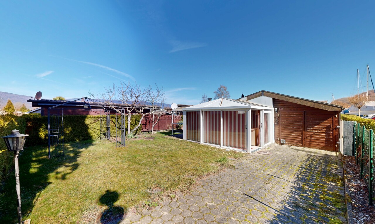 außenansicht mit day time, rasen, property visible, und zaun