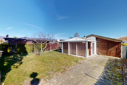 façade avec day time, pelouse, property visible, et clôture