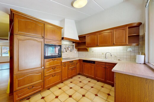 cuisine avec étagères ouvertes, open shelves, armoires en arc, arched cabinets, et sol en vinyle