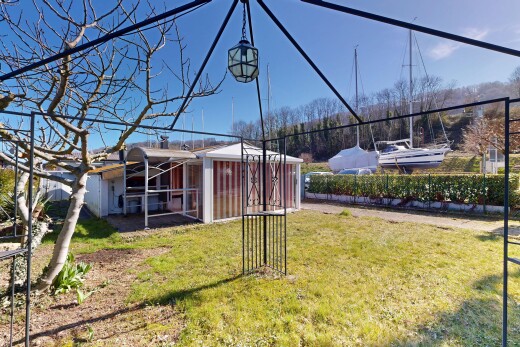 jardin avec day time, structure extérieure, pelouse, et from property