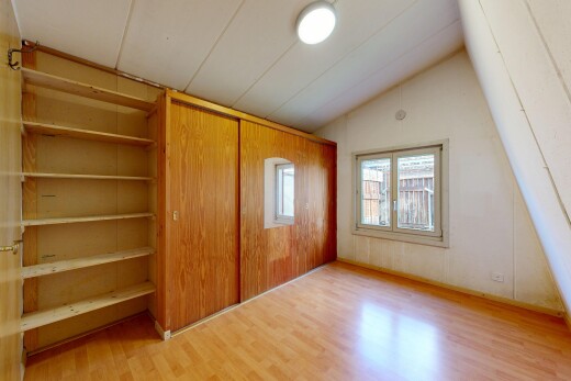 chambre avec sol en finition bois, wood finish floor, light floor, lumière naturelle, et natural light
