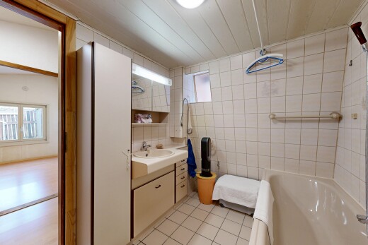 salle de bains avec lavabo (ou coiffeuse selon le contexte), salle de bain complète, miroir, light floor, et inside property