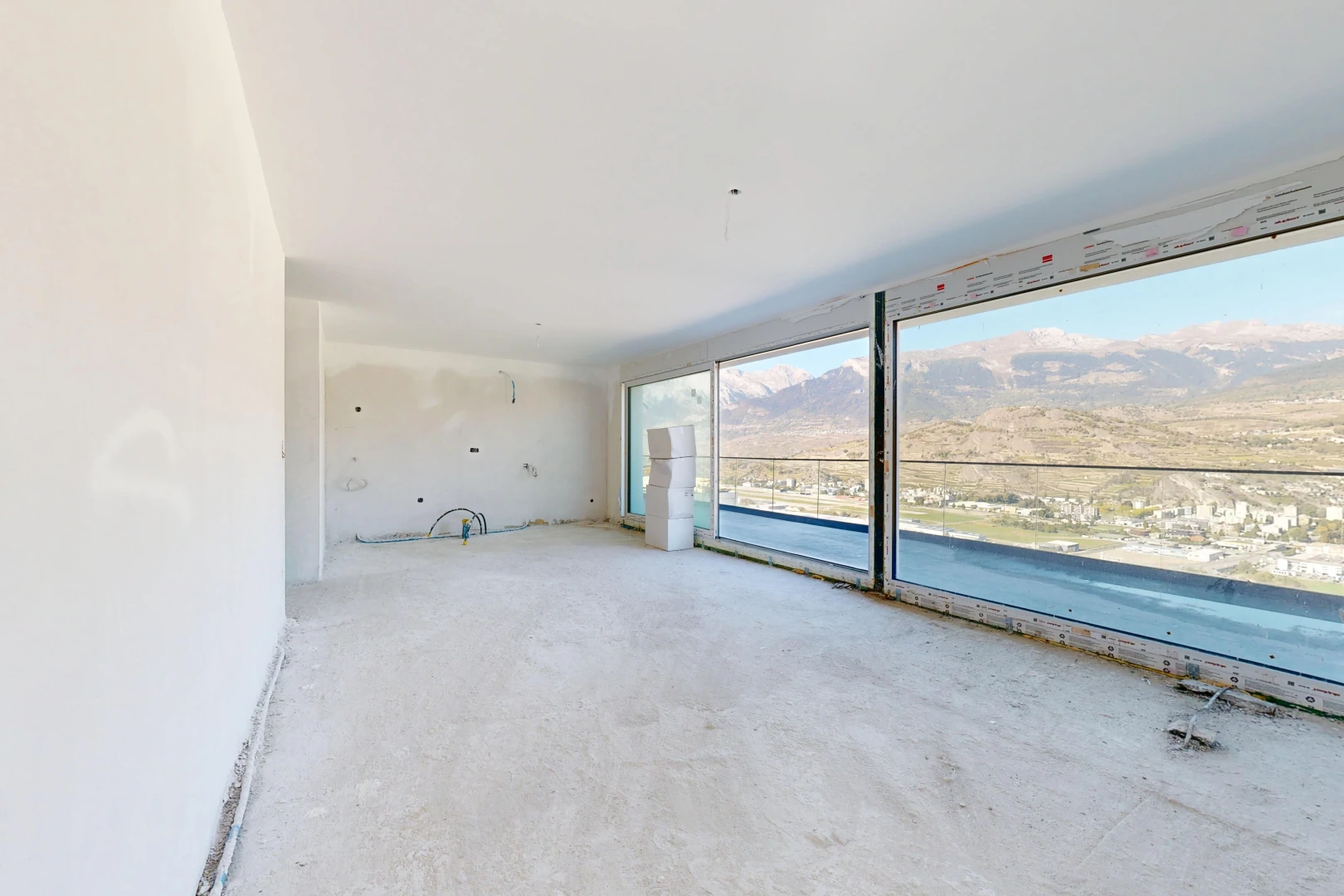 pièce vide avec vue sur la montagne, mountain view, day time, accès à l'extérieur, et concrete floor