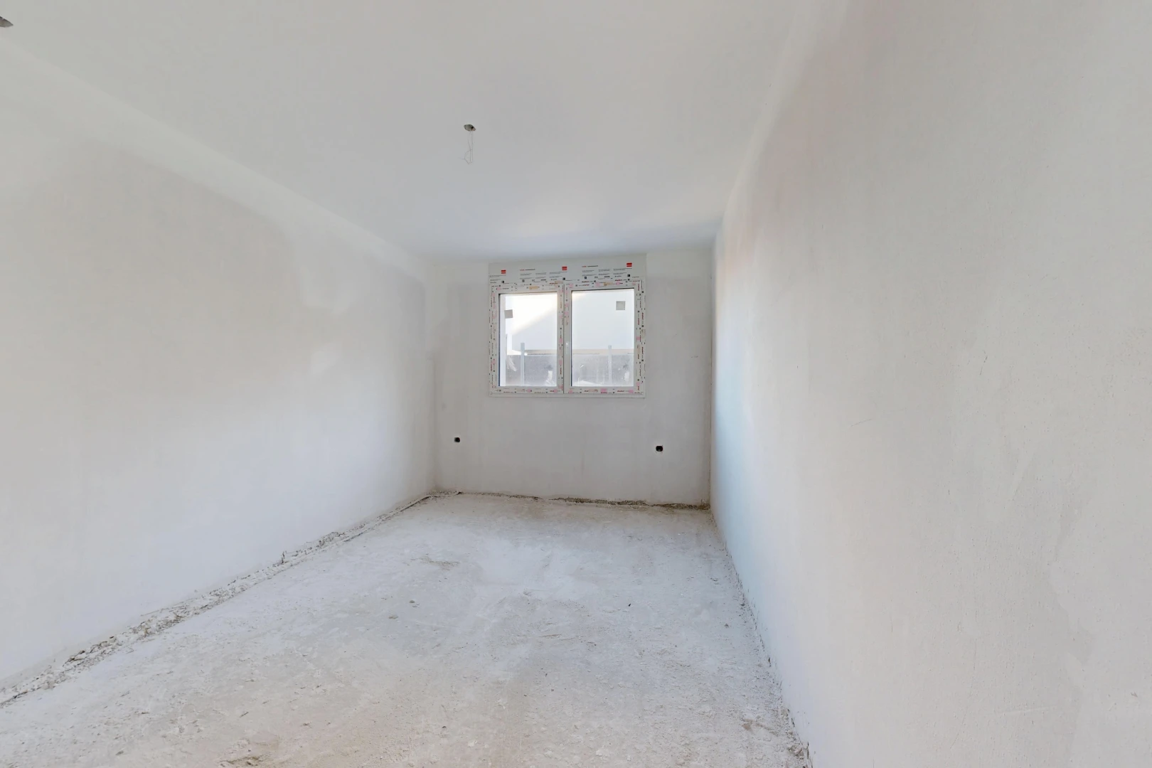 pièce vide avec inside property, drywall, cloison sèche, et lumière naturelle